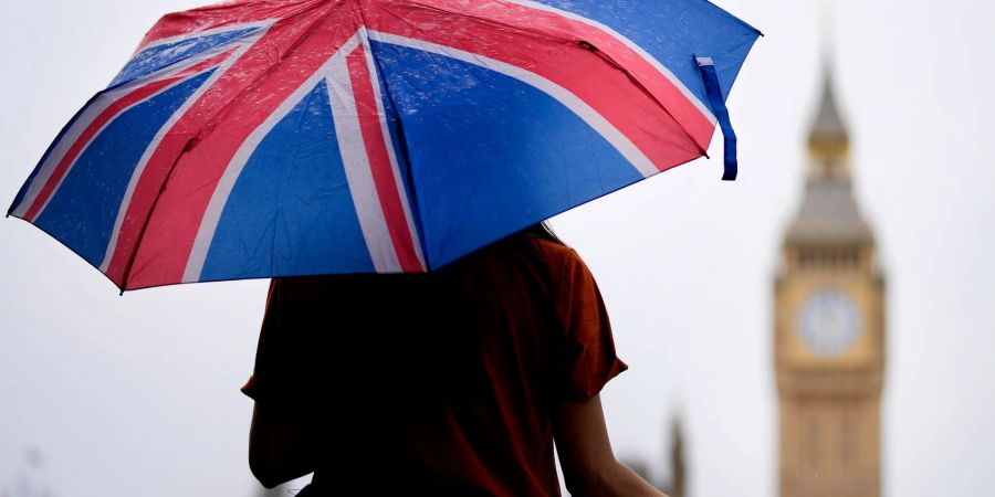 In London braucht man einen Regenschirm.