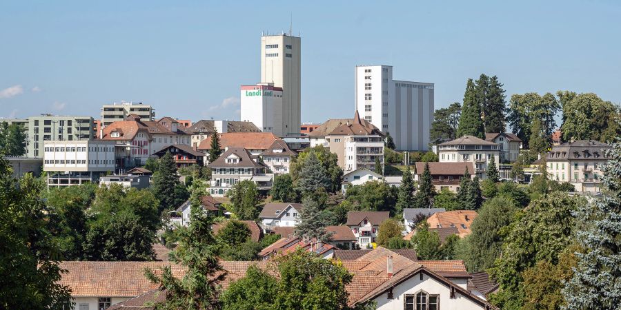 Blick auf Düdingen mit den Silotürmen der Landi und der Mühle Düdingen.