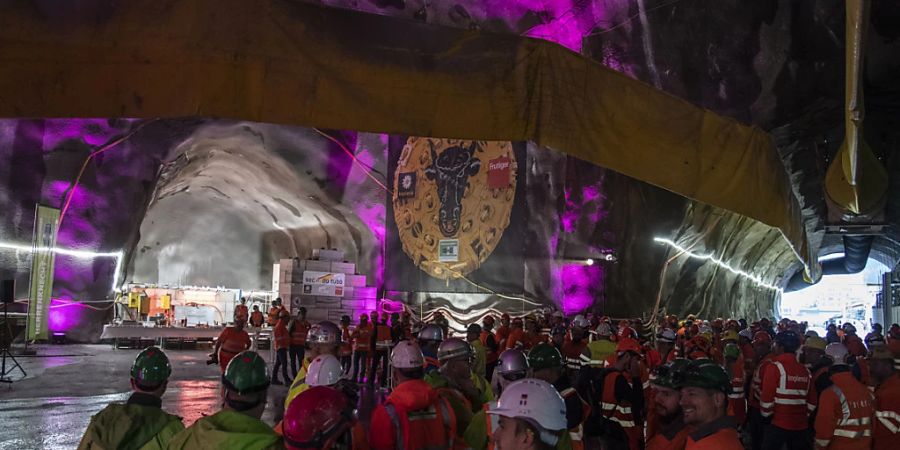 Die erste Tunnelbohrmaschine am Gotthard trägt einen Uristier auf dem Kopf.