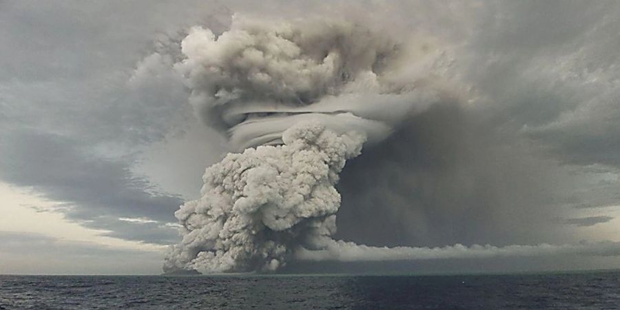 Über dem Vulkan Hunga Ha'apai in Tonga steigt eine grosse Asche-, Dampf- und Gaswolke bis in eine Höhe von 18-20 km über dem Meeresspiegel auf.