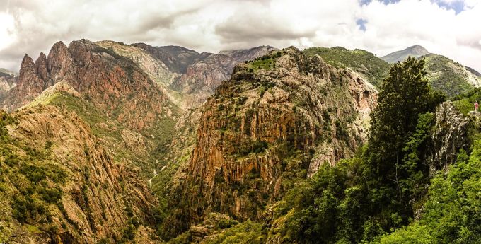 Korsika ist berühmt für seine zackigen Felslandschaften und Wanderwege. Felsen Landschaft Berge Korsika