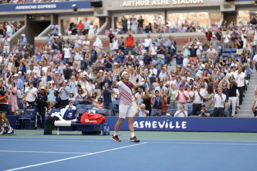 Der 23-Jährige schlägt Karen Chatschanow im Halbfinal und erreicht nach Roland Garros sein zweites Major-Endspiel in diesem Jahr.