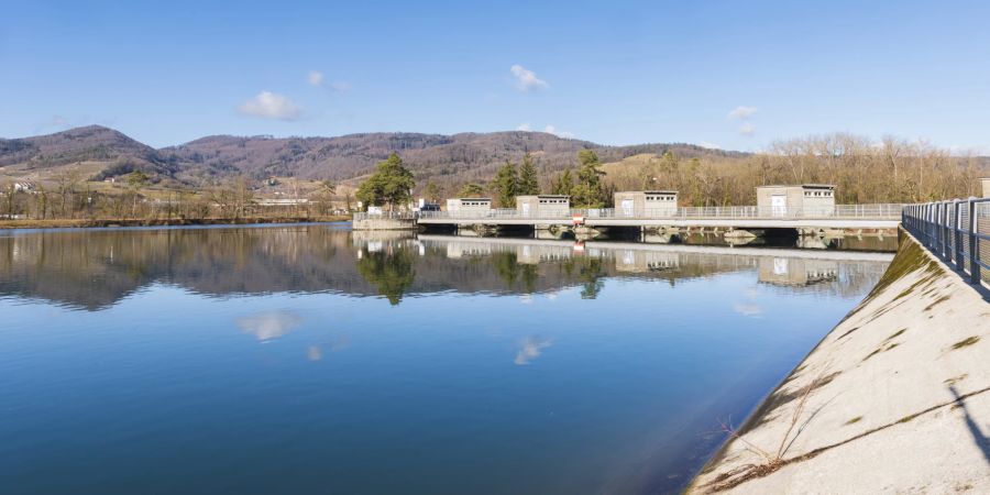 Die Aare bei Schinznach mit dem Stauwehr Schinznach-Bad. Die Wehre sollen abgerissen werden damit die Aare wieder frei fliessen kann.