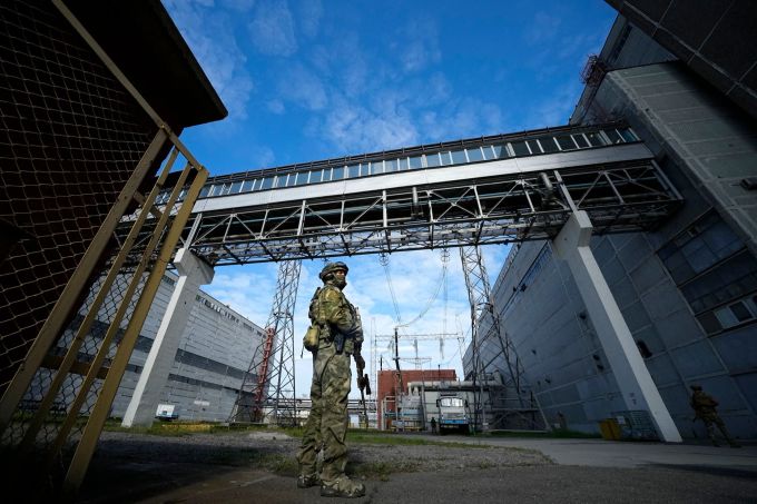 Ein russischer Soldat bewacht einen Bereich des Kernkraftwerks Saporischschja. (Uncredited/AP/dpa) Saporischschja