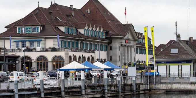 Der Bahnhof Thun und der BLS Ticket-Shop. Vorne die Anlegestelle für Motorschiffe der BLS. Der Bahnhof Thun und der BLS Ticket-Shop. Vorne die Anlegestelle für Motorschiffe der BLS.