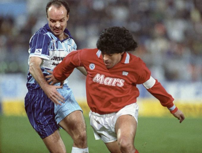 Diego Armando Maradona von Napoli gegen den Wettinger Svensson im Uefacup, dem Vorgängerwettbewerb der Europa League. Wettingen Napoli