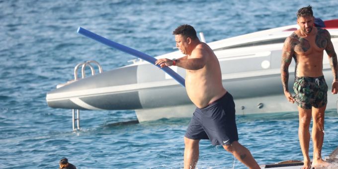 Ronaldo geht im Meer scheinbar über Wasser. Ronaldo geht übers Wasser