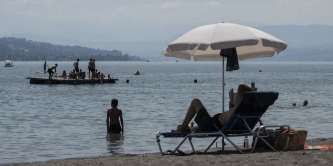 Menschen geniessen das spätsommerliche Wetter am Zürichsee. wetter