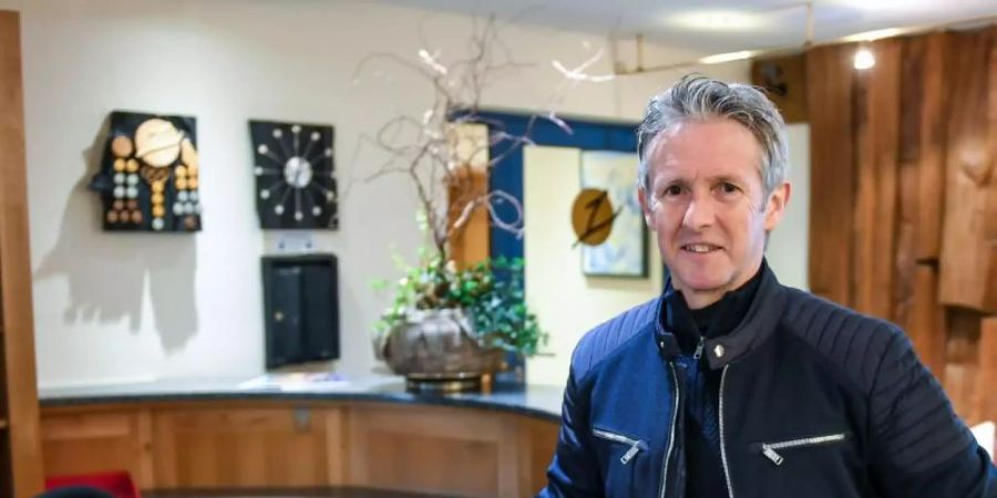 Lebt das Skispringen in seinem Hotel: Jens Weissflog, Skisprungweltmeister, Olympiasieger und Hotelier. Foto: Hendrik Schmidt/dpa-Zentralbild/ZB