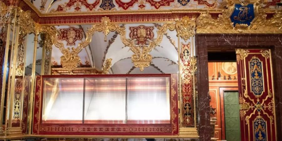 Die bei einem Einbruch beschädigte Vitrine im Juwelenzimmer im Historischen Grünen Gewölbe im Dresdner Schloss der Staatlichen Kunstsammlungen Dresden (SKD). Foto: Sebastian Kahnert/dpa-Zentralbild/dpa