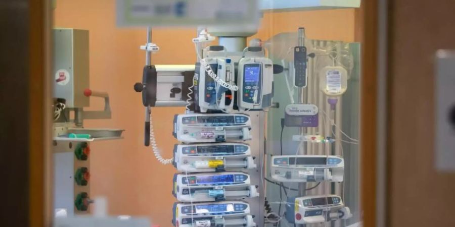 Infusionspumpen sind in einem isoliertem Intensivbett-Zimmer in der Asklepios Klinik im bayerischen Gauting zu sehen. Auf der Station werden Covid-19 Patienten behandelt. Foto: Sven Hoppe/dpa