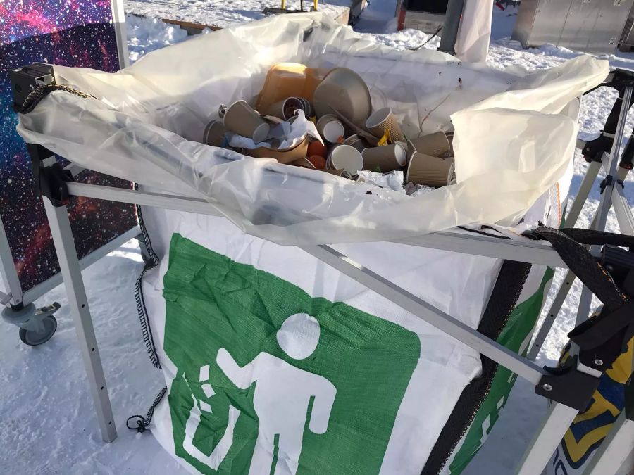 Karton bis zum Abwinken: Im Skigebiet Flims-Laax-Falera sammelt sich durch die Take-away-Angebote viel Abfall.