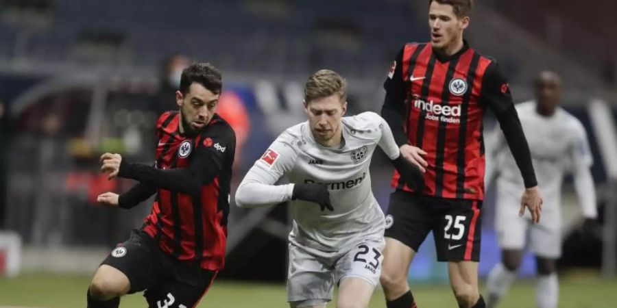 Wird Leverkusen mehrere Wochen fehlen: Mitchell Weiser (M). Foto: Michael Probst/AP-Pool/dpa
