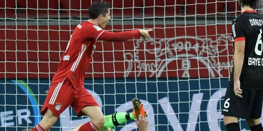 Ein Doppelpack von Lewandowski beschert den Bayern die Tabellenführung. Foto: Bernd Thissen/dpa-pool/dpa