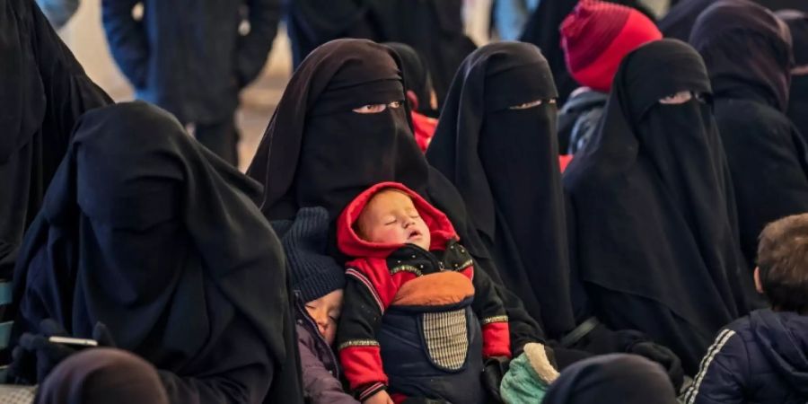 Inhaftierte im Lage Al Hol für IS-Mitglieder in Syrien