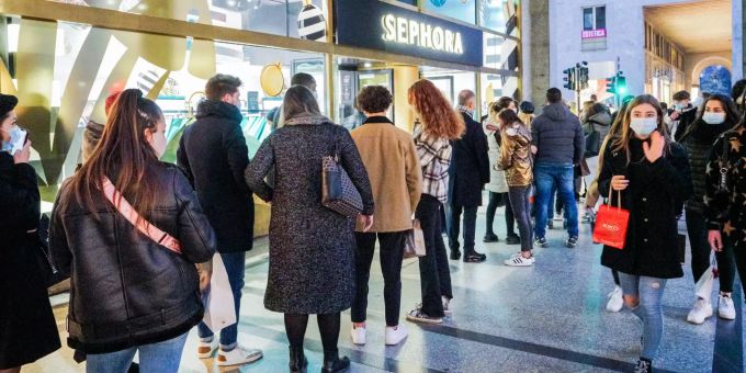 Menschen stehen Schlange vor einem Laden in Turin, 19. Dezember 2020. Weihnachten Italien
