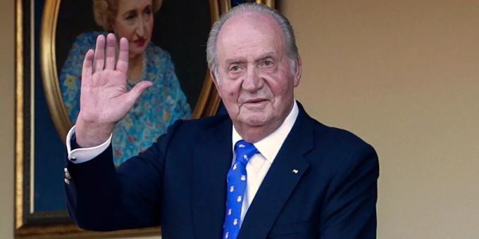 Juan Carlos, ehemaliger König von Spanien, winkt in einer Stierkampfarena in Aranjuez im Jahr 2019. Juan Carlos