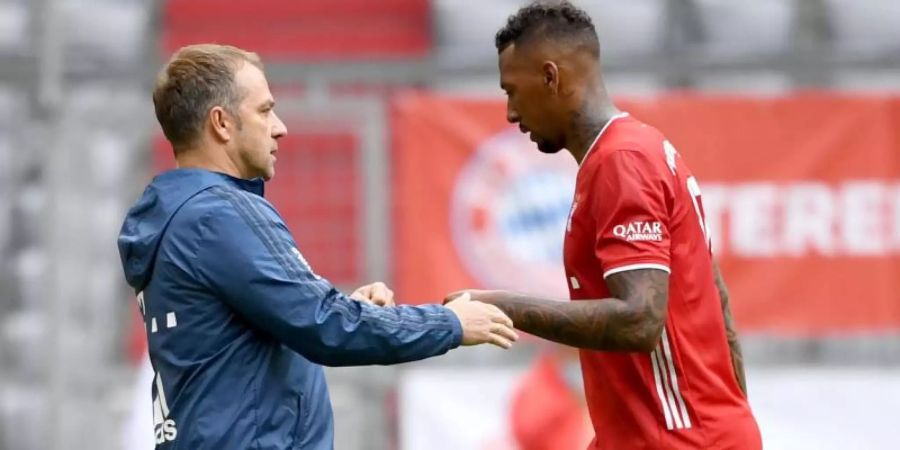 Bayern-Coach Hansi Flick kann sich einen Verbleib von Jérôme Boateng (r) vorstellen. Foto: Sven Hoppe/dpa-Pool/dpa