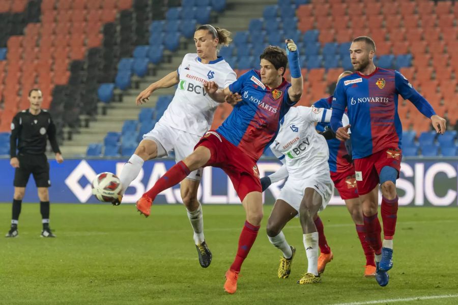 FCB-Verteidiger Timm Klose (m.) im Zweikampf mit Lausannes Noah Loosli (l.).