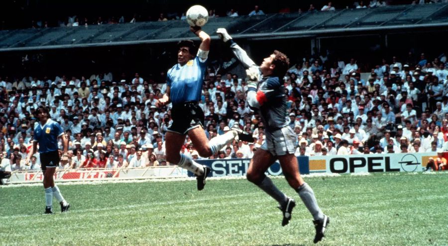 Eine berühmte, viel diskutierte Szene der Fussball-WM-Geschichte: An der WM 1986 boxt die argentinische Fussball-Legende in der 51. Minute des Viertelfinalspiels gegen England im Springen.