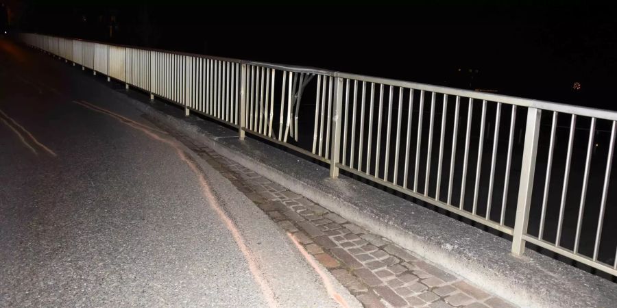 Gegen Geländer geprallt und entfernt