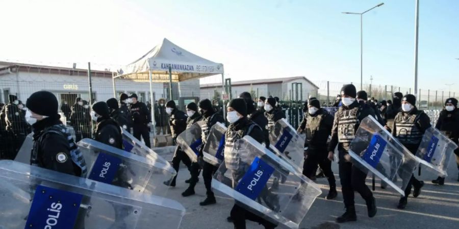 Polizisten vor dem Gerichtsgebäude