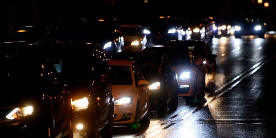 74 Prozent der in Deutschland Befragten ziehen ihr eigenes Fahrzeug den öffentlichen Verkehrsmitteln vor. Foto: Robert Michael/dpa-Zentralbild/dpa