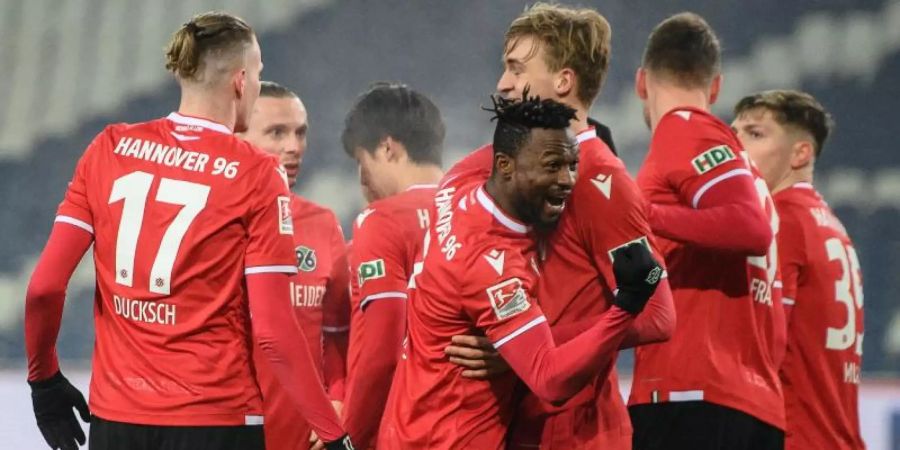 Die Spieler von Hannover 96 freuen sich über das 1:0 gegen den VfL Osnabrück. Foto: Swen Pförtner/dpa