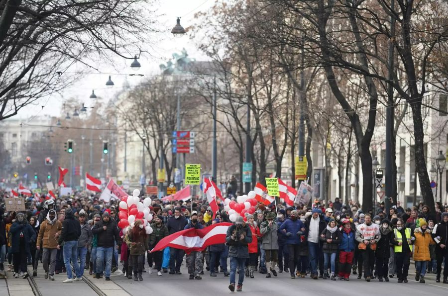 Menschen gegen über die Wiener Ringstrasse. Bei der unbewilligten Kundgebung am 31. Januar nahm die Polizei elf Menschen fest.