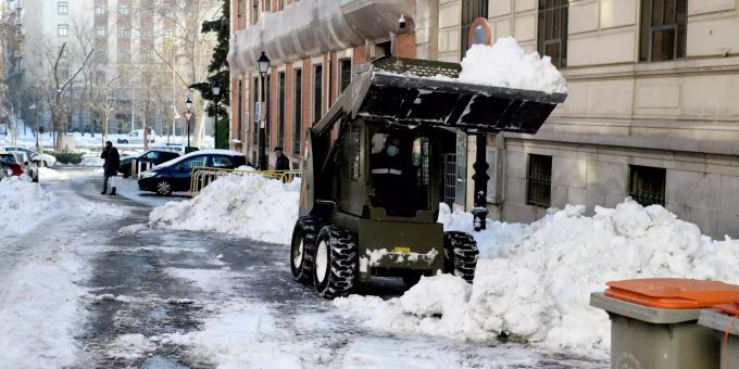 Ein Bagger der Militärischen Notfalleinheit (UME) beteiligt sich an der Reinigung einer verschneiten und vereisten Strasse nach dem Durchzug des Wintersturms «Filomena» in Madrid. «Filomena» in Spanien
