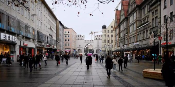 Wenige Einkäufer sind in der Fussgängerzone an diesem Adventssamstag unterwegs. Duetschland