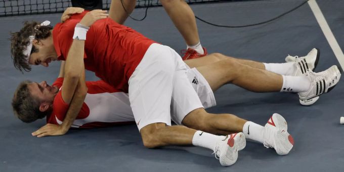 Stan Wawrinka und Roger Federer feiern ihren Finalsieg an Olympia in Peking 2008. Roger Federer