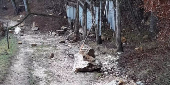 Teil-Abschnitt des Holzweg Thal wegen Steinschlag gesperrt.