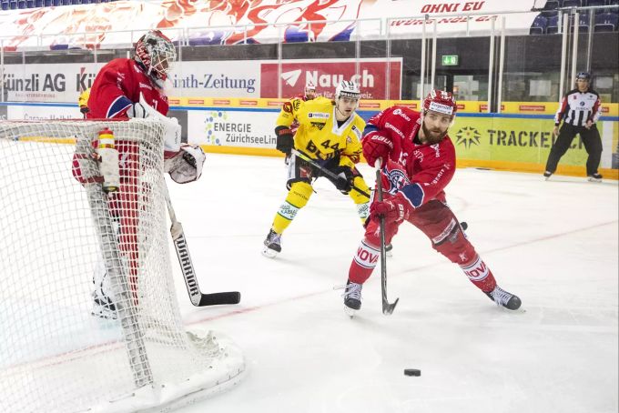 Rapperswils Goalie Noel Bader, Berns Andre Heim und Rapperswils Mauro Dufner (v.l.). SCB National League