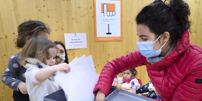 Demokratie von Kindesbeinen an: In einer Krippe in Lausanne wird regelmässig abgestimmt. Demokratie von Kindesbeinen an: In einer Krippe in Lausanne wird regelmässig abgestimmt.