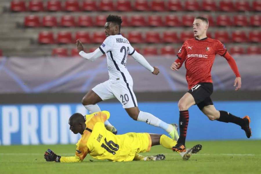 Callum Hudson-Odoi überwindet Rennes-Goalie Gomis nach 22 Minuten.