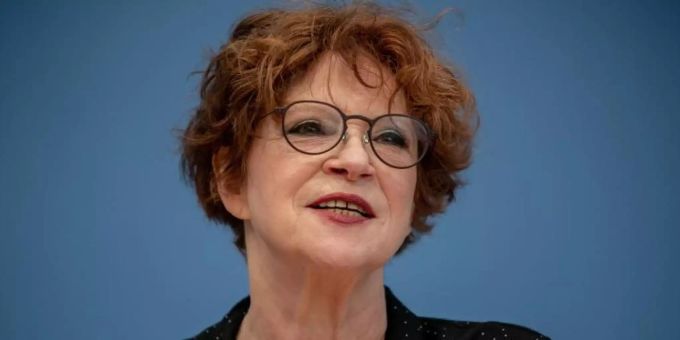 Anetta Kahane, Vorsitzende der Amadeu Antonio Stiftung, äussert sich zum Tod von Kiowa vor 30 Jahren. Foto: Michael Kappeler/dpa Anetta Kahane, Vorsitzende der Amadeu Antonio Stiftung, äussert sich zum Tod von Kiowa vor 30 Jahren. Foto: Michael Kappeler/dpa