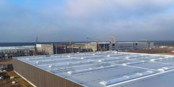 Im Vordergrund ist das Gebäude der Lackiererei auf der Baustelle der Tesla Gigafactory in der Nähe von Berlin zu sehen. Foto: Patrick Pleul/dpa-Zentralbild/dpa Im Vordergrund ist das Gebäude der Lackiererei auf der Baustelle der Tesla Gigafactory in der Nähe von Berlin zu sehen. Foto: Patrick Pleul/dpa-Zentralbild/dpa