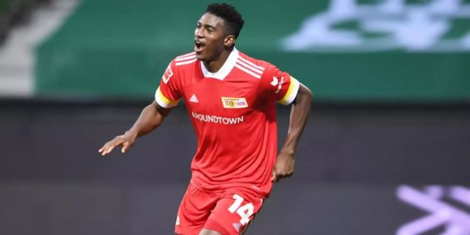 Taiwo Awoniyi jubelt über ein Tor für Union Berlin. FC Liverpool