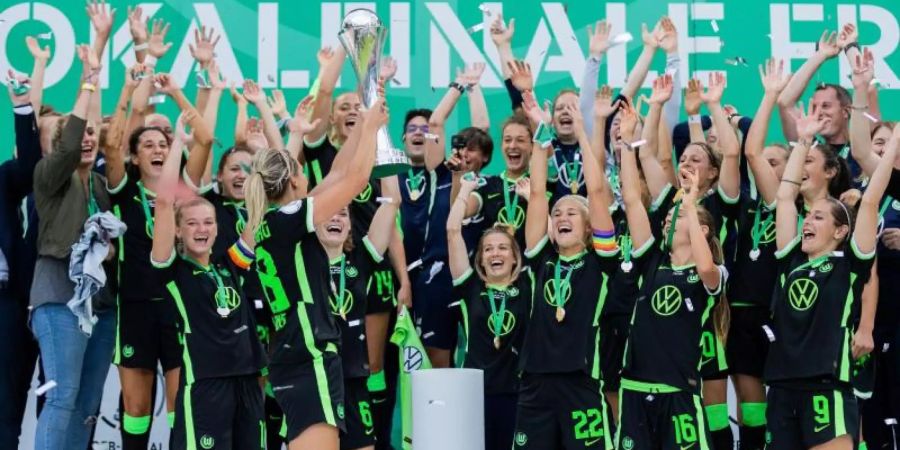 Die Spielerinnen des VfL Wolfsburg hatten 2020 den DFB-Pokal gewonnen. Foto: Rolf Vennenbernd/dpa