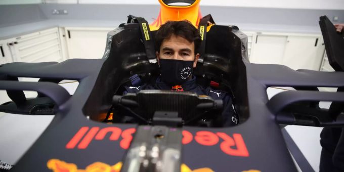 Sergio Perez nimmt für eine erste Sitzprobe im Red Bull Platz. Red Bull Sergio Perez