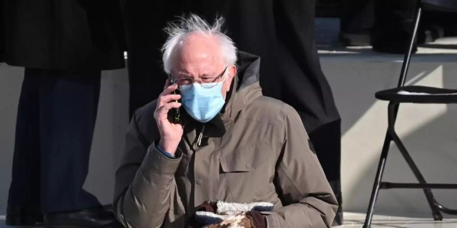 Der US-Senator Bernie Sanders trägt Handschuhe währemd der Amtseinführung des neuen Präsidenten vor dem Kapitol. Foto: Saul Loeb/Pool AFP/AP/dpa
