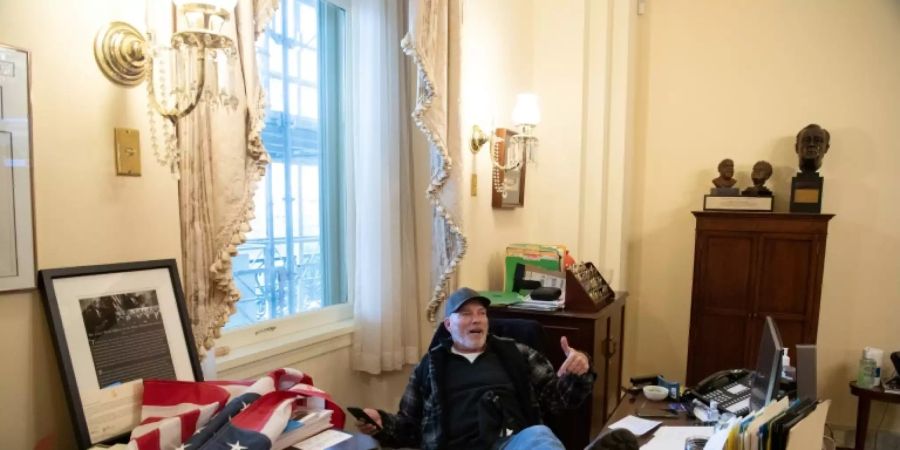Richard Barnett posiert im Büro von Nancy Pelosi