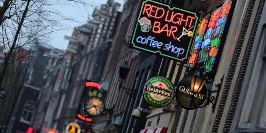 Coffeehshop im Rotlichtviertel von Amsterdam. Wenn es nach dem Willen der Bürgermeisterin geht, dürfen Touristen hier bald nicht mehr rein. Foto: Oliver Berg/dpa