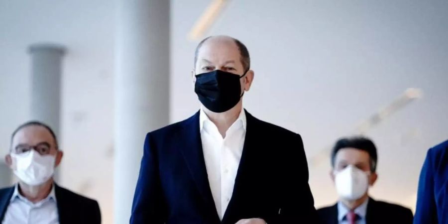 Olaf Scholz nach Abschluss der digitalen Jahresauftaktklausur auf dem Weg zu den Vertretern der Medien. Foto: Kay Nietfeld/dpa