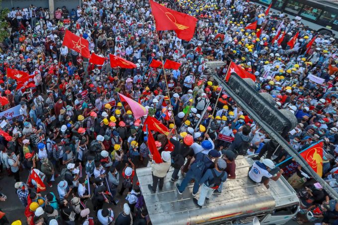 Demonstranten schwenken Fahnen der Partei National League for Democracy während eines Protestes gegen den Militärputsch in Myanmar. Myanmar