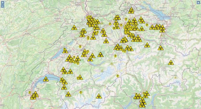 Mit dem Zeichen für Biogefahr werden «bestätigte Cluster» dargestellt. Als Cluster gilt, wenn mindestens eine Klasse in Quarantäne geschickt wurde. schulcluster.ch