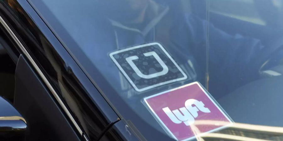 Der Fahrdienstvermittler Lyft, ein Rivale von Uber, ist im vergangenen Geschäftsjahr tiefer in die Verlustzone gerutscht. (Archivbild)