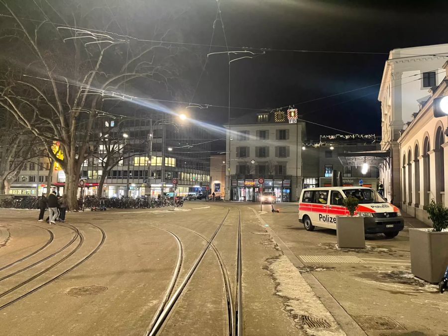 Zwei Streifenwagen vor dem Bahnhof Stadelhofen.