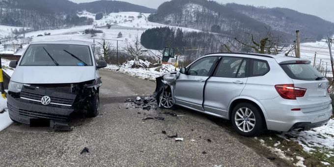 Kollision zwischen Lieferwagen und Personenwagen.